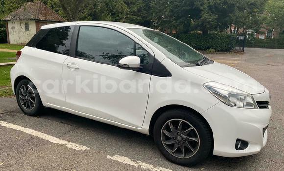 Acheter Occasion Voiture Toyota Yaris Blanc à Kampala, Ouganda