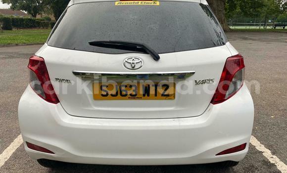 Gura Yakoze Toyota Yaris White Imodoka i Kampala mu Uganda Gura Yakoze Toyota Yaris White Imodoka i Kampala mu Uganda