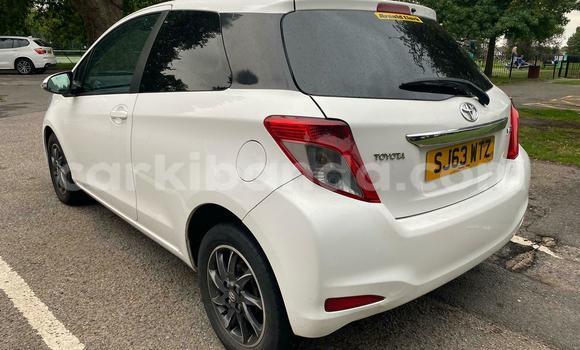 Gura Yakoze Toyota Yaris White Imodoka i Kampala mu Uganda Gura Yakoze Toyota Yaris White Imodoka i Kampala mu Uganda