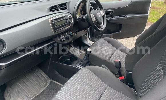 Gura Yakoze Toyota Yaris White Imodoka i Kampala mu Uganda Gura Yakoze Toyota Yaris White Imodoka i Kampala mu Uganda