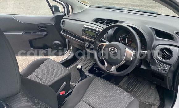 Gura Yakoze Toyota Yaris White Imodoka i Kampala mu Uganda Gura Yakoze Toyota Yaris White Imodoka i Kampala mu Uganda