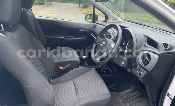 Gura Yakoze Toyota Yaris White Imodoka i Kampala mu Uganda Gura Yakoze Toyota Yaris White Imodoka i Kampala mu Uganda