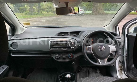 Gura Yakoze Toyota Yaris White Imodoka i Kampala mu Uganda Gura Yakoze Toyota Yaris White Imodoka i Kampala mu Uganda