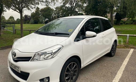 Gura Yakoze Toyota Yaris White Imodoka i Kampala mu Uganda Gura Yakoze Toyota Yaris White Imodoka i Kampala mu Uganda