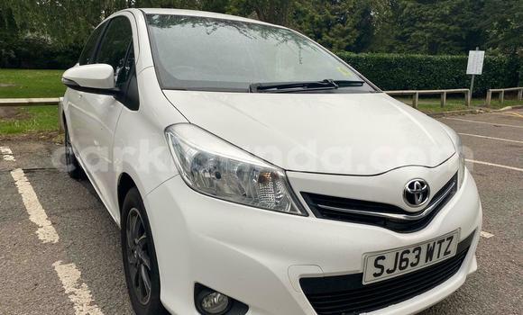 Gura Yakoze Toyota Yaris White Imodoka i Kampala mu Uganda Gura Yakoze Toyota Yaris White Imodoka i Kampala mu Uganda