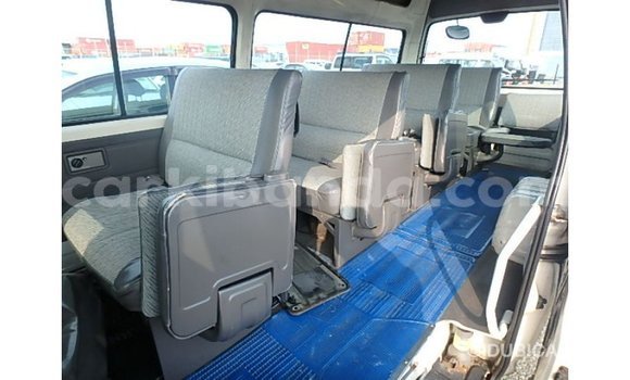 Acheter Import Voiture Nissan Caravan Blanc à Import - Dubai, Ouganda Acheter Import Voiture Nissan Caravan Blanc à Import - Dubai, Ouganda