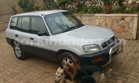 Acheter Occasion Voiture Toyota RAV4 Blanc à Kampala, Ouganda Acheter Occasion Voiture Toyota RAV4 Blanc à Kampala, Ouganda