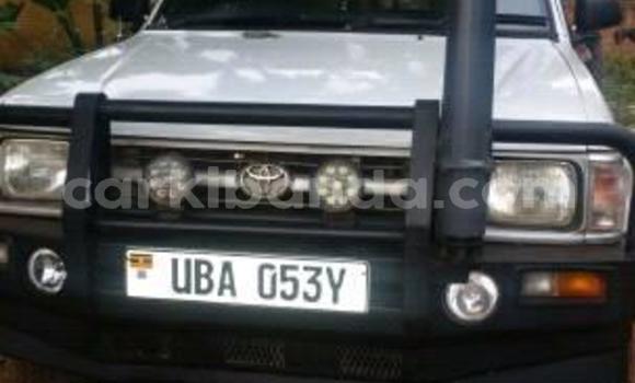 Nunua Ilio tumika Toyota Hilux Nyeupe Gari ndani ya Kampala nchini Uganda Nunua Ilio tumika Toyota Hilux Nyeupe Gari ndani ya Kampala nchini Uganda