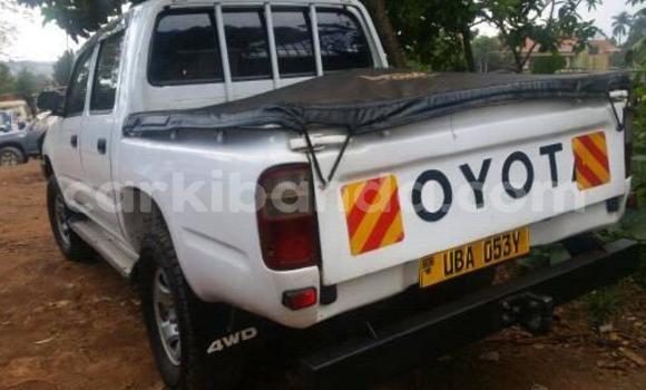 Nunua Ilio tumika Toyota Hilux Nyeupe Gari ndani ya Kampala nchini Uganda Nunua Ilio tumika Toyota Hilux Nyeupe Gari ndani ya Kampala nchini Uganda