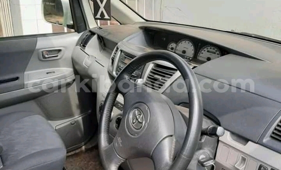 Acheter Occasion Voiture Toyota Noah Blanc à Kampala, Ouganda Acheter Occasion Voiture Toyota Noah Blanc à Kampala, Ouganda