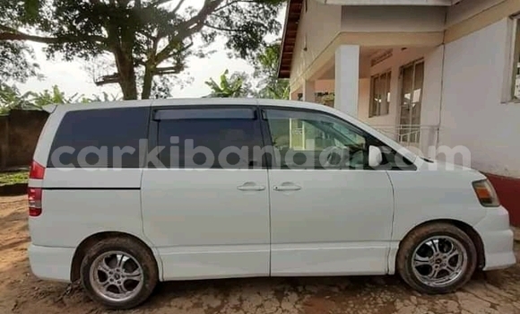 Acheter Occasion Voiture Toyota Noah Blanc à Kampala, Ouganda Acheter Occasion Voiture Toyota Noah Blanc à Kampala, Ouganda