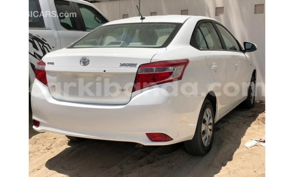 Acheter Import Voiture Toyota Yaris Blanc à Import - Dubai, Ouganda Acheter Import Voiture Toyota Yaris Blanc à Import - Dubai, Ouganda