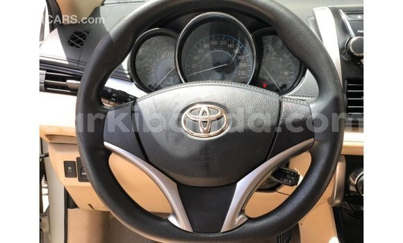 Acheter Import Voiture Toyota Yaris Blanc à Import - Dubai, Ouganda Acheter Import Voiture Toyota Yaris Blanc à Import - Dubai, Ouganda