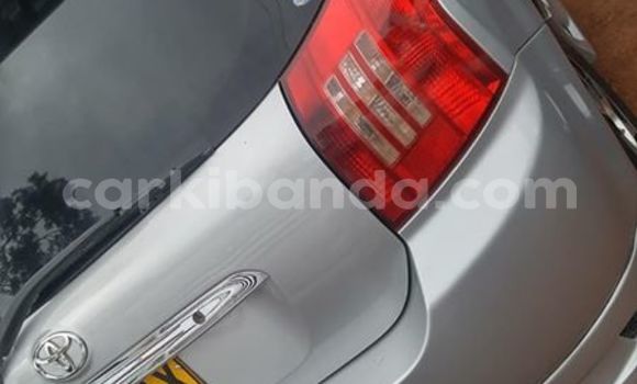 Gura Yakoze Toyota Allex Silver Imodoka i Kampala mu Uganda Gura Yakoze Toyota Allex Silver Imodoka i Kampala mu Uganda