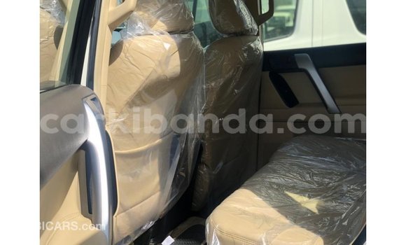 Acheter Import Voiture Toyota Prado Blanc à Import - Dubai, Ouganda Acheter Import Voiture Toyota Prado Blanc à Import - Dubai, Ouganda