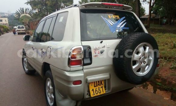 Nunua Ilio tumika Toyota RAV4 Fedha Gari ndani ya Kampala nchini Uganda Nunua Ilio tumika Toyota RAV4 Fedha Gari ndani ya Kampala nchini Uganda