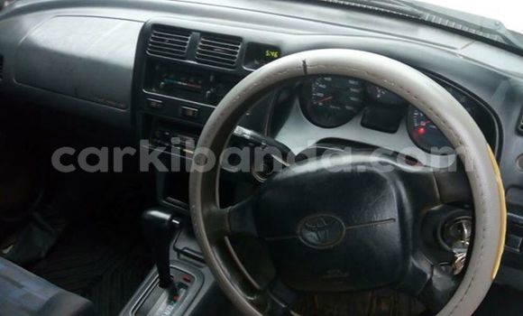 Nunua Ilio tumika Toyota RAV4 Fedha Gari ndani ya Kampala nchini Uganda Nunua Ilio tumika Toyota RAV4 Fedha Gari ndani ya Kampala nchini Uganda