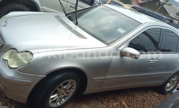 Nunua Ilio tumika Mercedes‒Benz C–Class Fedha Gari ndani ya Kampala nchini Uganda