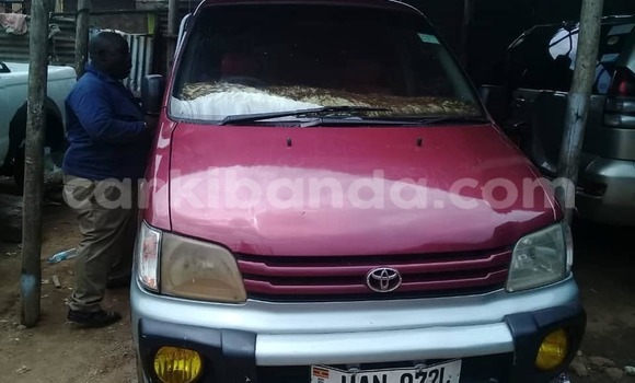 Gura Yakoze Toyota Noah Red Imodoka i Kampala mu Uganda