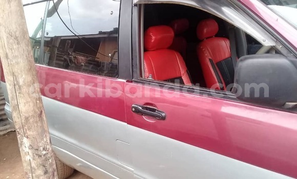 Acheter Occasion Voiture Toyota Noah Rouge à Kampala, Ouganda Acheter Occasion Voiture Toyota Noah Rouge à Kampala, Ouganda