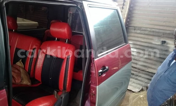 Acheter Occasion Voiture Toyota Noah Rouge à Kampala, Ouganda Acheter Occasion Voiture Toyota Noah Rouge à Kampala, Ouganda