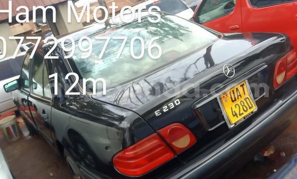 Nunua Ilio tumika Mercedes‒Benz E–Class Nyeusi Gari ndani ya Kampala nchini Uganda