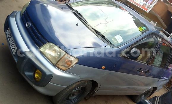 Acheter Occasion Voiture Toyota Noah Bleu à Kampala, Ouganda Acheter Occasion Voiture Toyota Noah Bleu à Kampala, Ouganda