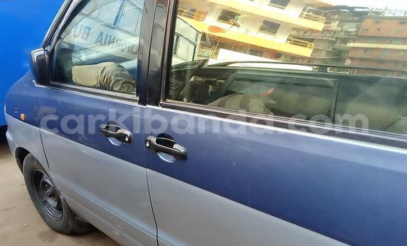 Acheter Occasion Voiture Toyota Noah Bleu à Kampala, Ouganda Acheter Occasion Voiture Toyota Noah Bleu à Kampala, Ouganda