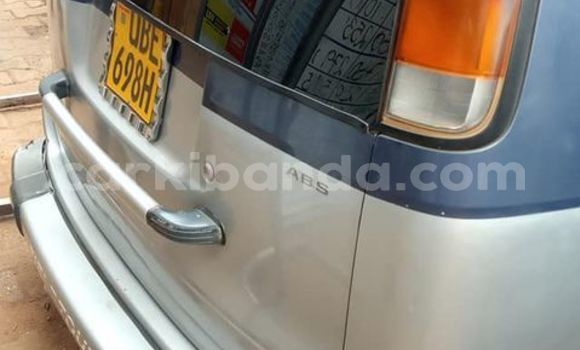 Acheter Occasion Voiture Toyota Noah Bleu à Kampala, Ouganda Acheter Occasion Voiture Toyota Noah Bleu à Kampala, Ouganda
