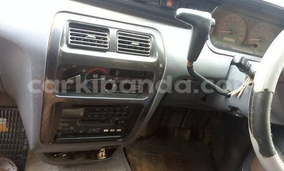 Acheter Occasion Voiture Toyota Noah Bleu à Kampala, Ouganda Acheter Occasion Voiture Toyota Noah Bleu à Kampala, Ouganda