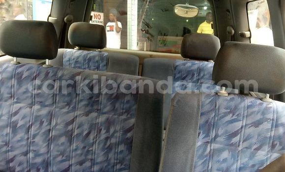 Acheter Occasion Voiture Toyota Noah Bleu à Kampala, Ouganda Acheter Occasion Voiture Toyota Noah Bleu à Kampala, Ouganda