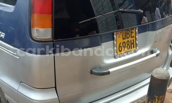 Acheter Occasion Voiture Toyota Noah Bleu à Kampala, Ouganda Acheter Occasion Voiture Toyota Noah Bleu à Kampala, Ouganda