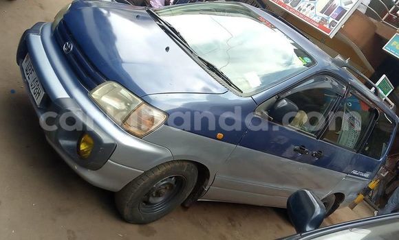 Acheter Occasion Voiture Toyota Noah Bleu à Kampala, Ouganda Acheter Occasion Voiture Toyota Noah Bleu à Kampala, Ouganda