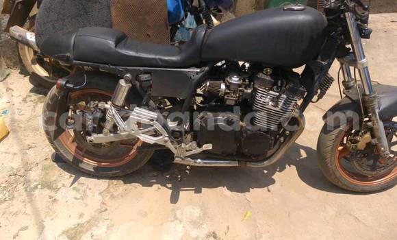 Gura Yakoze Yamaha XJ Black Bike i Kampala mu Uganda