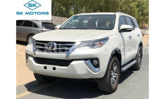Nunua Imported Toyota Fortuner Nyeupe Gari ndani ya Import - Dubai nchini Uganda