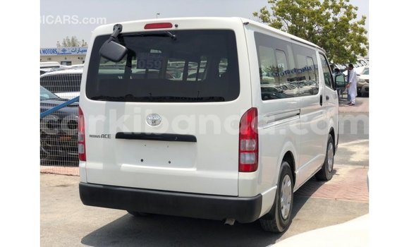 Acheter Import Voiture Toyota Hiace Blanc à Import - Dubai, Ouganda Acheter Import Voiture Toyota Hiace Blanc à Import - Dubai, Ouganda