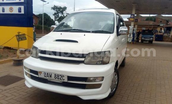 Nunua Ilio tumika Toyota Noah Nyeupe Gari ndani ya Kampala nchini Uganda Nunua Ilio tumika Toyota Noah Nyeupe Gari ndani ya Kampala nchini Uganda