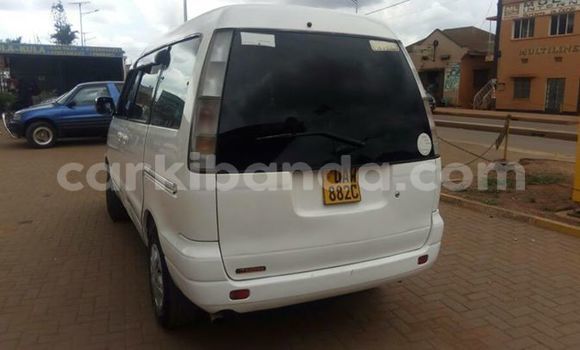 Nunua Ilio tumika Toyota Noah Nyeupe Gari ndani ya Kampala nchini Uganda Nunua Ilio tumika Toyota Noah Nyeupe Gari ndani ya Kampala nchini Uganda