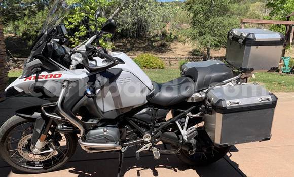 Buy Used BMW R1200GS Adventure Beige Bike in Kampala in Uganda Buy Used BMW R1200GS Adventure Beige Bike in Kampala in Uganda