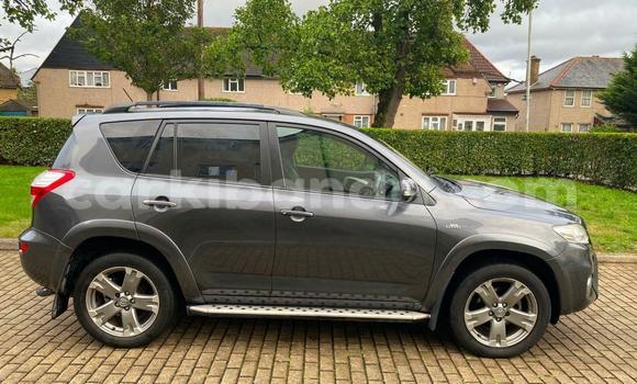 Gura Yakoze Toyota RAV4 Beige Imodoka i Kampala mu Uganda Gura Yakoze Toyota RAV4 Beige Imodoka i Kampala mu Uganda