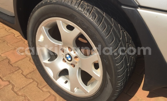 Nunua Ilio tumika BMW X5 Fedha Gari ndani ya Kampala nchini Uganda