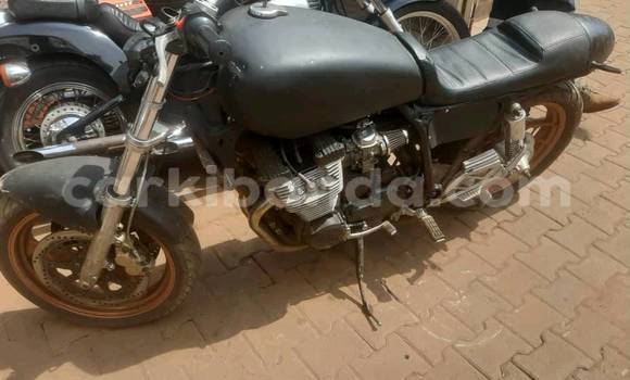 Acheter Occasion Moto Yamaha XJ Noir à Kampala, Ouganda Acheter Occasion Moto Yamaha XJ Noir à Kampala, Ouganda