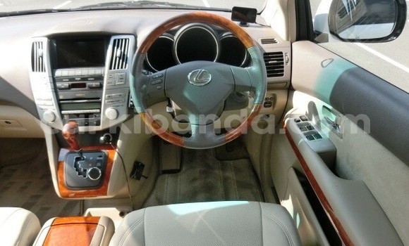 Gura Yakoze Toyota Harrier White Imodoka i Kampala mu Uganda Gura Yakoze Toyota Harrier White Imodoka i Kampala mu Uganda