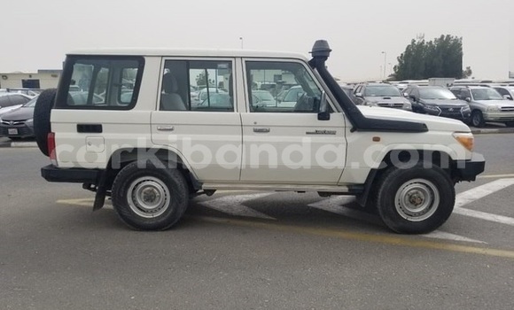 Gura Yakoze Toyota Land Cruiser White Imodoka i Kampala mu Uganda