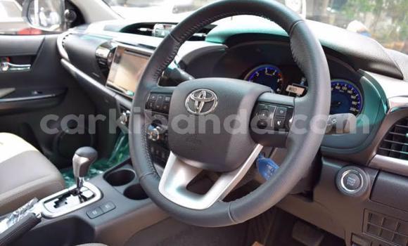 Nunua Ilio tumika Toyota Land Cruiser Nyeupe Gari ndani ya Kampala nchini Uganda Nunua Ilio tumika Toyota Land Cruiser Nyeupe Gari ndani ya Kampala nchini Uganda