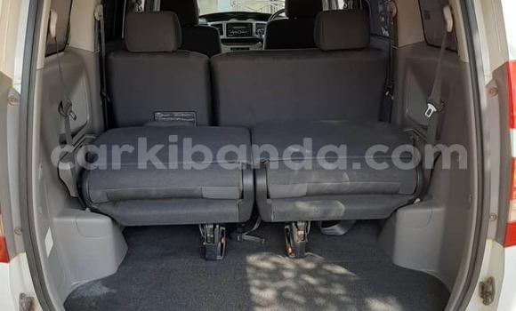 Acheter Occasion Voiture Toyota Noah Blanc à Kampala, Ouganda Acheter Occasion Voiture Toyota Noah Blanc à Kampala, Ouganda