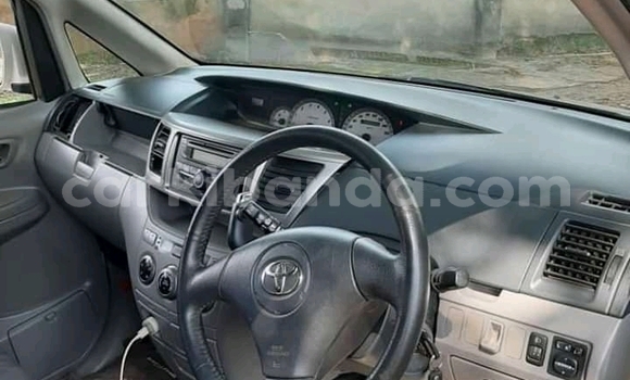 Acheter Occasion Voiture Toyota Noah Blanc à Kampala, Ouganda Acheter Occasion Voiture Toyota Noah Blanc à Kampala, Ouganda