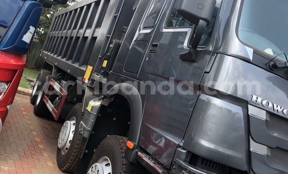 Gura Nshya Howo Sinotruk Beige Ikamyo i Kampala mu Uganda Gura Nshya Howo Sinotruk Beige Ikamyo i Kampala mu Uganda