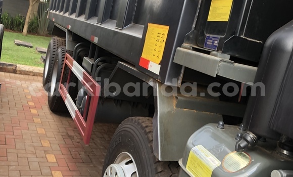 Gura Nshya Howo Sinotruk Beige Ikamyo i Kampala mu Uganda Gura Nshya Howo Sinotruk Beige Ikamyo i Kampala mu Uganda