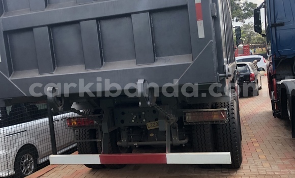 Gura Nshya Howo Sinotruk Beige Ikamyo i Kampala mu Uganda Gura Nshya Howo Sinotruk Beige Ikamyo i Kampala mu Uganda